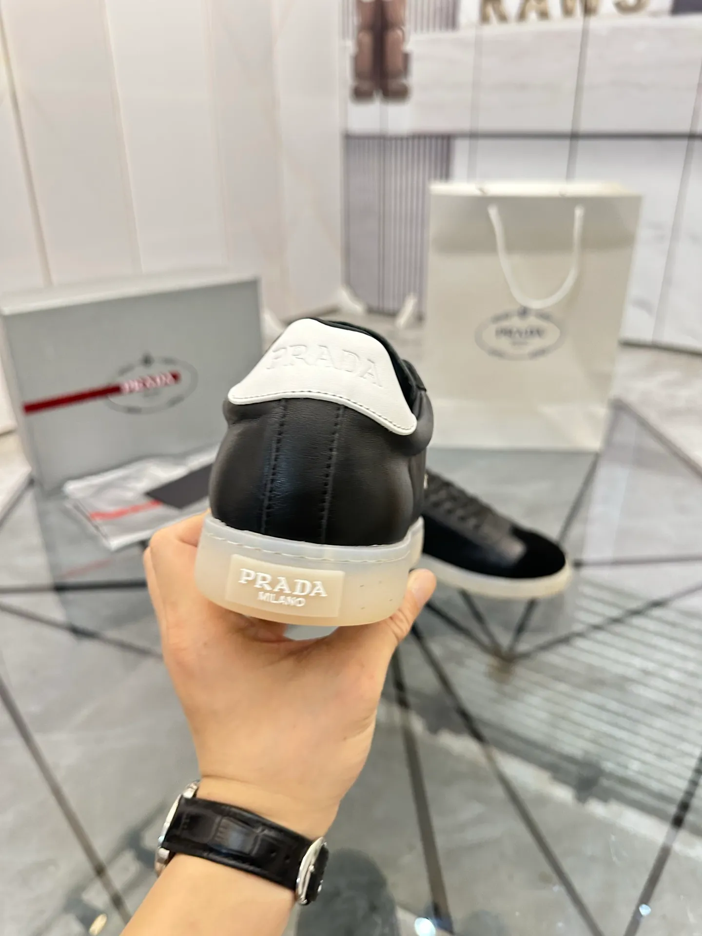 Men's shoes for sale 💰: 💰P540¥ High-end top quality Product trademark: Prada *"Prada*" low-top casual shoes Regular size: 38-45 (can be customized to 46) Product materials: imported first-layer cowhide for the upper, water-dyed cowhide lining, cowhide feet, original outsole. No.: 001